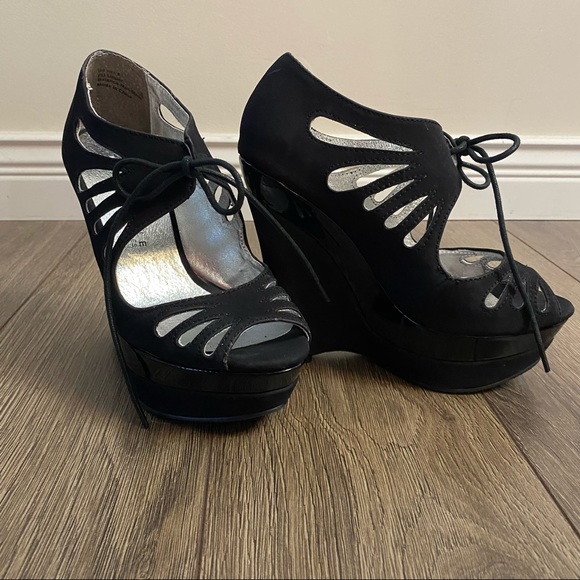 ❤️Black suede wedge tie up heels 👠 Size 6, cut out details, 5” heel - Picture 5 of 6